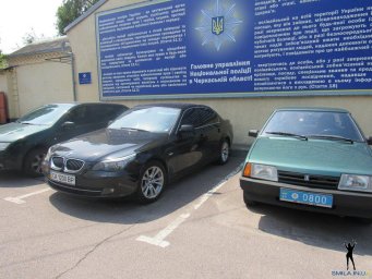 Активісти намагалися розібратися хто з копів є власником престижного авто